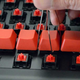 Switches debajo de cada tecla de un teclado mecánico. Cada uno de ellos funciona de manera independiente del resto. Foto: WASD